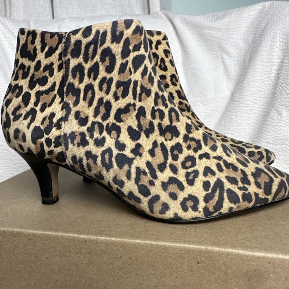 Clarks Linvale Sea Womens Heeled Bootie‎ Leopard Print Suede US Size 5M